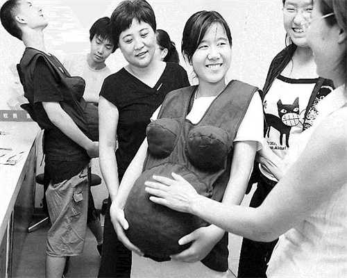 深圳代孕需要多少钱,唐艺昕官宣怀孕，游泳近照